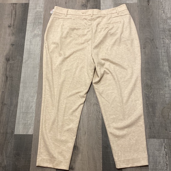 Straight-leg cream/tan coloured pants with extra button included. - Picture 3 of 5